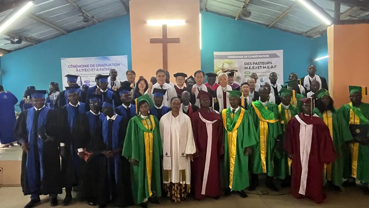 Grande photo de groupe de diplômés et responsables lors d’une cérémonie